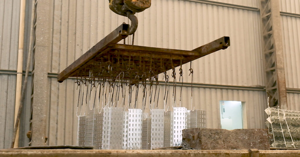 Imagem demonstra a ancoragem de Eletrocalhas no processo de galvanização a fogo.